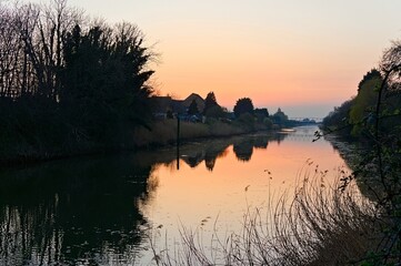 Obraz premium Reflections in the water of the South Forty-Foot water way at sundown