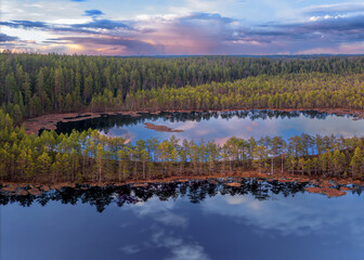 Luftaufnahme des blauen Sees und des Waldes bei Sonnenuntergang. Landschaft mit Drohne. Blaue Seen, Inseln und grüne Wälder von oben. Seenlandschaft in Karelien.