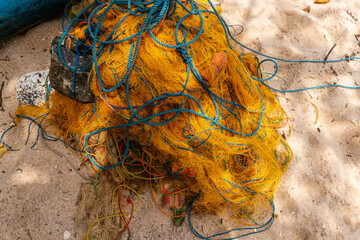 Sieć rybacka, kolorowe liny na plaży, łowienie ryb. - obrazy, fototapety, plakaty