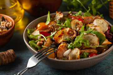 Chicken salad with topinamburu crisps.