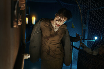 Obraz premium Scary walking corpse portrait in abandoned house