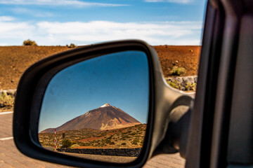 Pico del volcán Teide reflejado en un espejo retrovisor de un coche, en el Parque Nacional del...