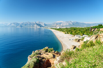 Obraz premium View of Konyaalti Beach and Park in Antalya, Turkey