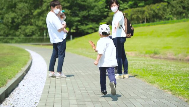 両親のところまで走る5歳の男の子