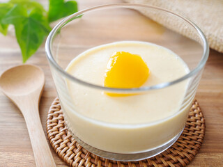 グラスに入ったマンゴープリン