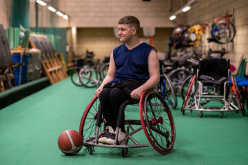 Young male basketball player in wheelchair - obrazy, fototapety, plakaty