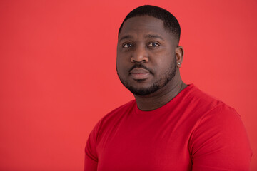 Obraz premium Studio portrait of mid adult wearing red t-shirt