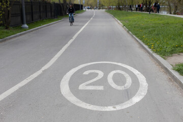 Obraz premium path in the park for bicycles and scooters