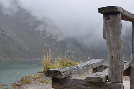 Laguna de Quilotoa, en la provincia de Cotopaxi, banca de la parte inferior del mirado. 
