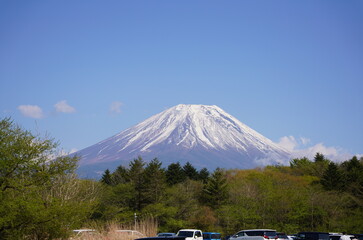 日本の山梨県の富士山麓の駐車場から富士山を眺める