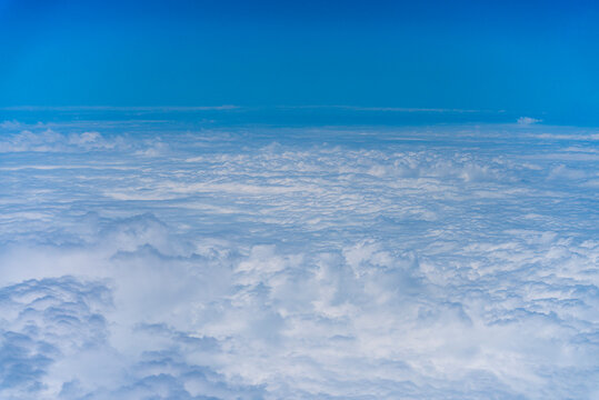 飛行機の窓から眺める空の景色 青空と流れる白い雲 © Ryu