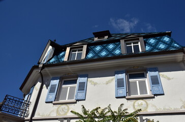 Haus mit blauen Dekoelementen in Bad-Krozingen
