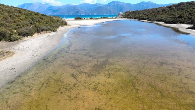 La plage du Lotu (appel&eacute;e aussi plage du Lodo, du Lodu ou du Loto) se situe dans le d&eacute;sert des Agriates. La plage fait partie du Golfe de Saint-Florent.