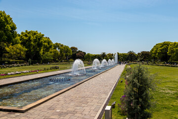 神戸・須磨離宮公園の噴水と遊歩道