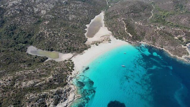 La plage du Lotu (appel&eacute;e aussi plage du Lodo, du Lodu ou du Loto) se situe dans le d&eacute;sert des Agriates. La plage fait partie du Golfe de Saint-Florent.