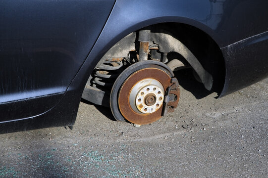 Car without wheel standing on brake disc