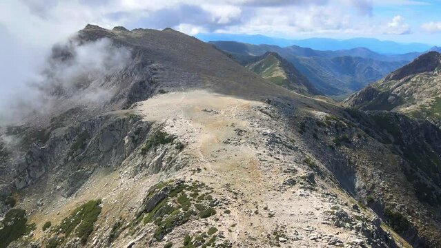 Lac de Bastani, derri&egrave;re lequel s'&eacute;l&egrave;ve fi&egrave;rement le Monte Renoso qui fait partie des plus hauts sommets de Corse.