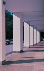 pasadizo , bajos de edifcio , color blanco y sombras sobre pared. minimalista version 3