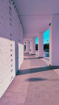 pasadizo , bajos de edifcio , color blanco y sombras sobre pared. minimalista