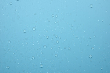 Gotas de agua sobre fondo azul - obrazy, fototapety, plakaty