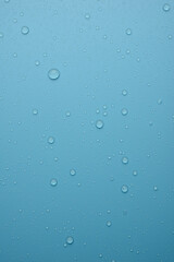 Gotas de agua sobre fondo azul