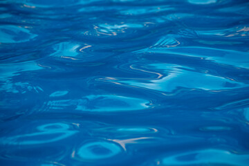 Textura del agua celeste en una piscina