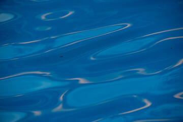 Textura del agua celeste en una piscina