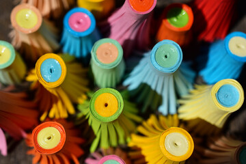 Bunte Papierröllchen in Grün, Blau, Cyan, Orange, Rot, Gelb, Rosa als Hintergrund, lustige...