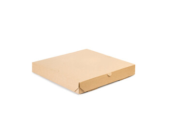Caja de cartón marrón para pizza en blanco sobre un fondo blanco liso y aislado. Vista de frente y de cerca. Copy space - obrazy, fototapety, plakaty