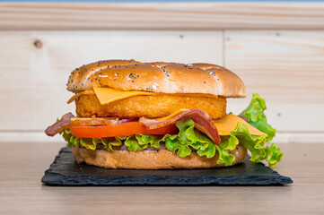 Burger bacon sur ardoise