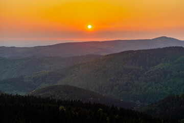 Obraz premium Fantastischer Sonnenunter auf den Höhen des Thüringer Waldes bei Floh-Seligenthal - Thüringen - Deutschland 
