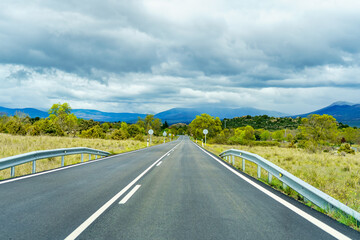 Obraz premium Straight mountain road that leads to the summits, Guadarrama Madrid.