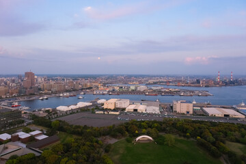 Naklejka premium 千葉市 千葉ポートタワーから見る夕方の工業地帯と千葉市の街並み