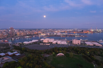 Obraz premium 千葉市 千葉ポートタワーから見る日没の工業地帯と千葉市の街並み