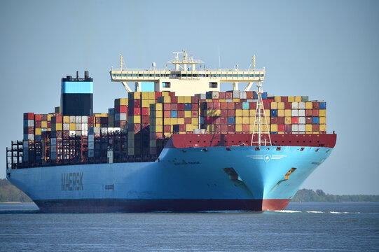 Containerschiff Maersk auf der Elbe bei Hamburg 