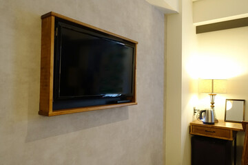 木枠で壁に作ったテレビ台のある部屋