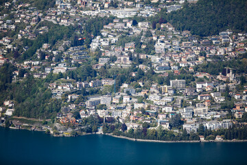 Fototapeta na wymiar Vue aérienne des maisons sur le Monte Brè
