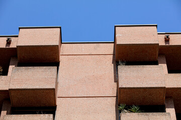 Deux balcons d'un bâtiment en briques rouges