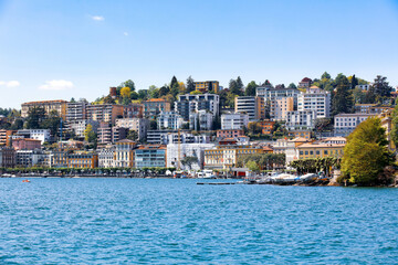 Fototapeta premium Maisons de la rive de Lugano en Suisse