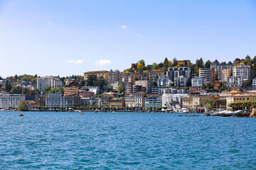 Fototapeta na wymiar Maisons de la rive de Lugano en Suisse