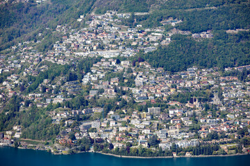 Fototapeta na wymiar Vue aérienne des maisons du Monte Brè à Lugano