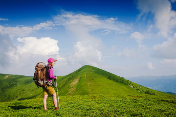 Obraz premium woman backpacker in the mountains enjoy the view
