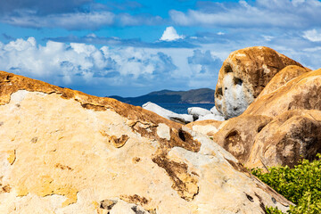 Virgin Gorda,  Felsen aus Granit an der Küste auf der karibischen Insel , Kreuzfahrt.