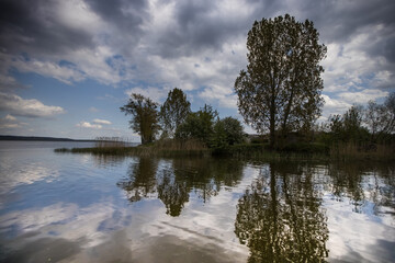 Piękny krajobraz nad rzeką Wisłą z miejscowości Duninów.