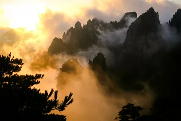 Crédence de cuisine en verre imprimé Monts Huang Vue du lever du soleil depuis la chaîne de montagnes Huangshan en Chine
