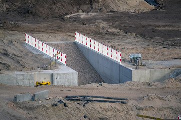 Betonowe zejście z barierkami na placu budowy. - obrazy, fototapety, plakaty