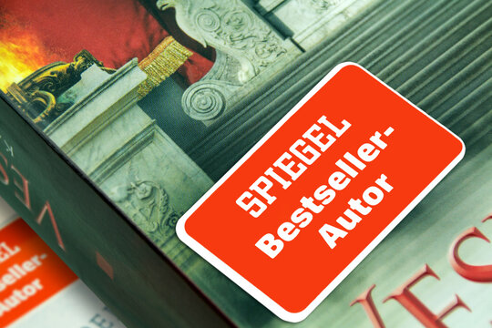 Buch und Label mit Spiegel Bestseller-Autor