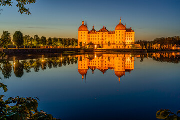 Fototapeta na wymiar Schloss Moritzburg am Abend 2