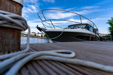Yacht, Boot, Bootssteg am Kanal in Holland 