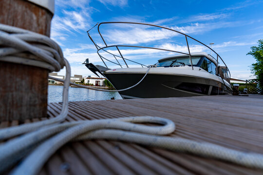 Yacht, Boot, Bootssteg am Kanal in Holland 